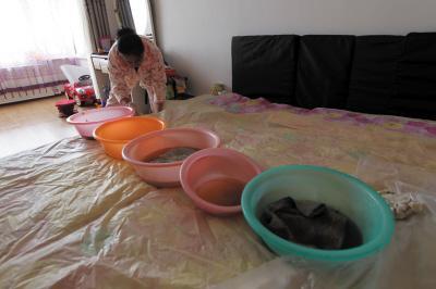 富源楼上漏水，住户失联，小区没物管，业主维权难！律师来支招……